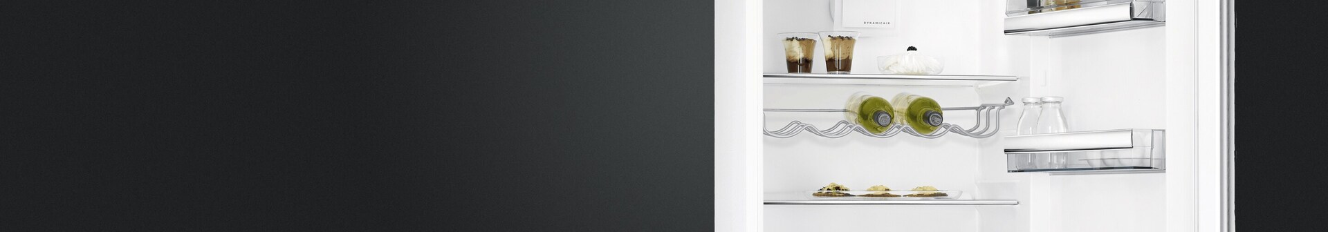 Otvorená chladnička plná potravín a nápojov.